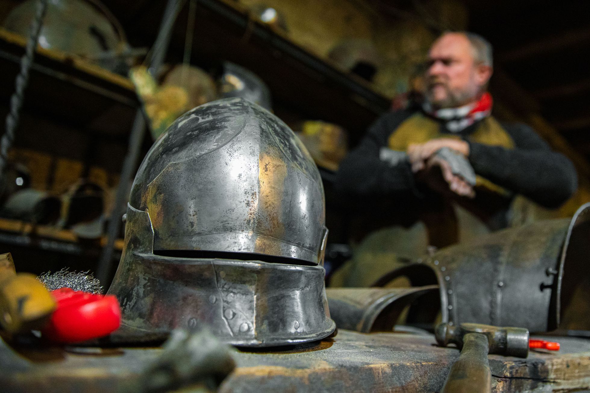 Kovář, platnéř Petr Brožek, výroba plátové zbroje a helmy