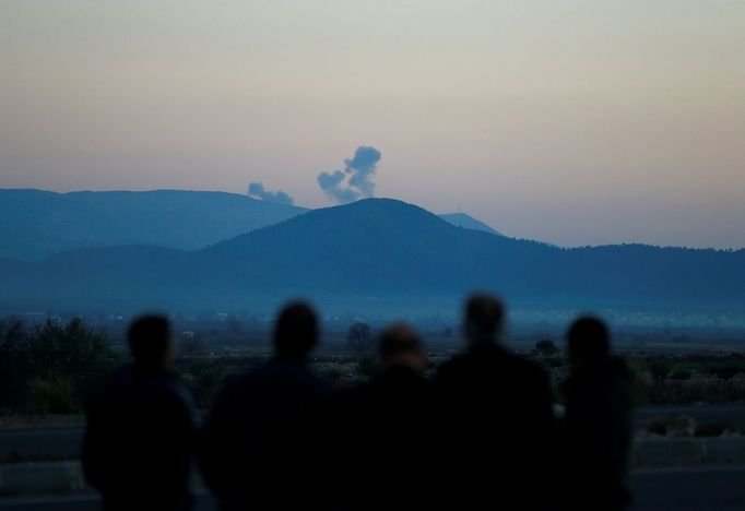 Lidé na turecko-syrské hranici sledují boje proti Kurdům v syrském regionu Afrín.