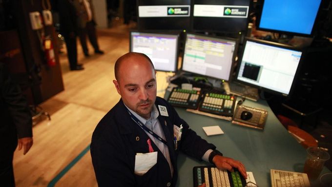 A trader works the floor of the New York Stock Exchange June 15, 2012. REUTERS/Eric Thayer (UNITED STATES - Tags: BUSINESS) Published: Čer. 15, 2012, 2:55 odp.