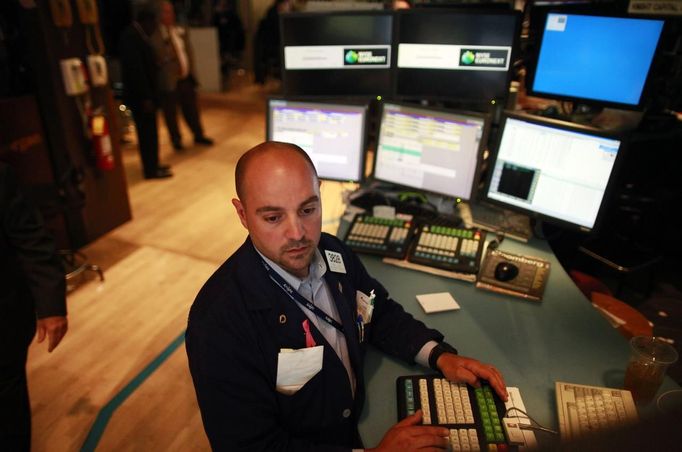 A trader works the floor of the New York Stock Exchange June 15, 2012. REUTERS/Eric Thayer (UNITED STATES - Tags: BUSINESS) Published: Čer. 15, 2012, 2:55 odp.