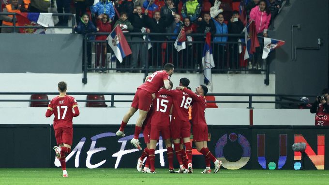 Fotbalisté Srbska slaví druhý gól do bulharské sítě