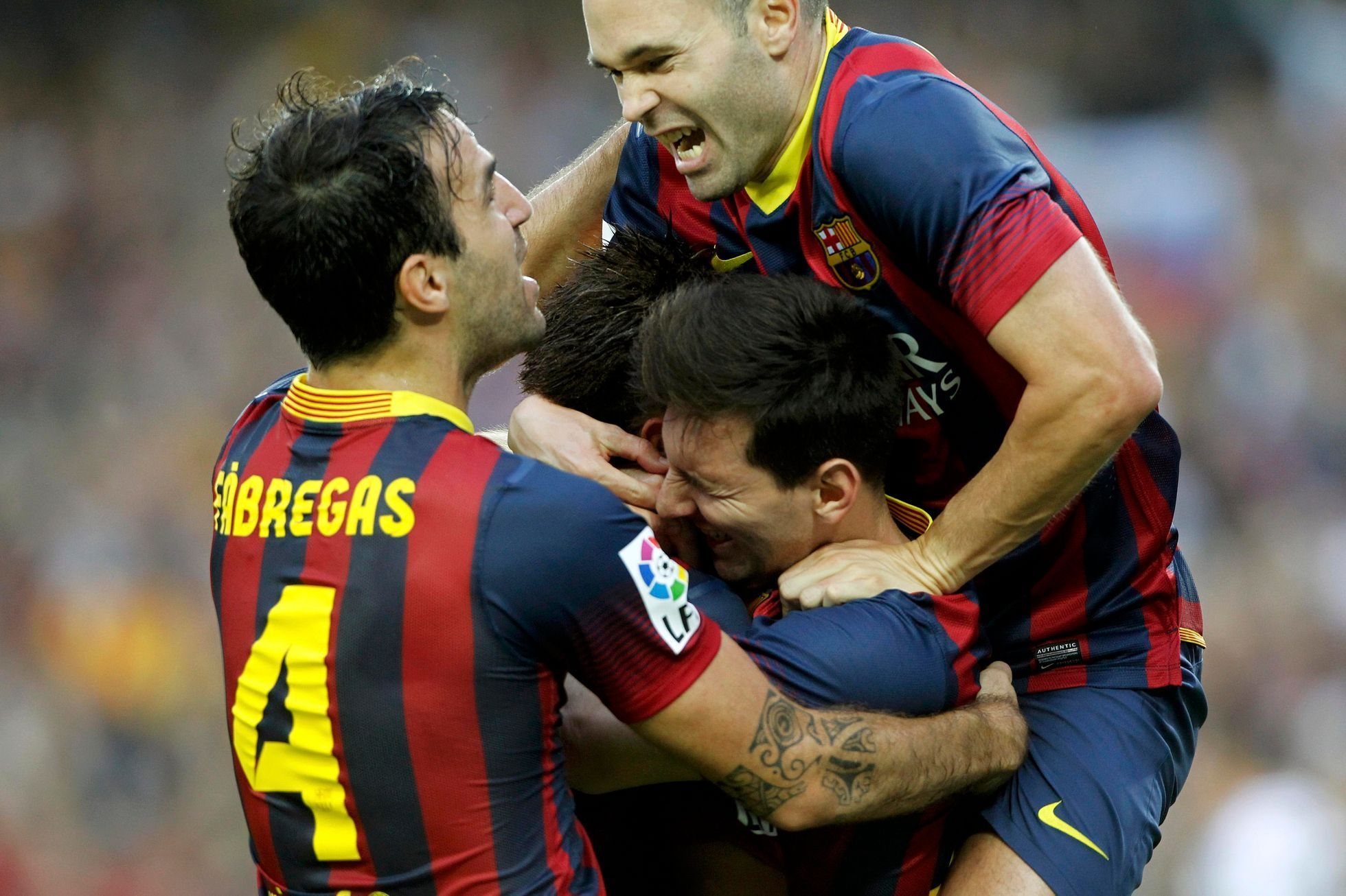 Cesc Fabregas, Andres Iniesta a Lionel Messi se radují z gólu proti Realu Madrid