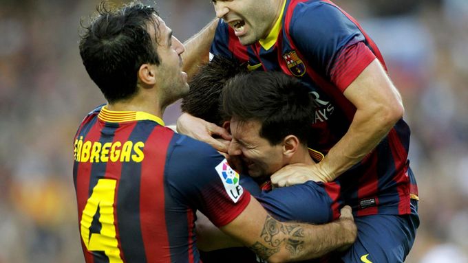Cesc Fabregas, Andres Iniesta a Lionel Messi se radují z gólu Barcelony proti Realu Madrid