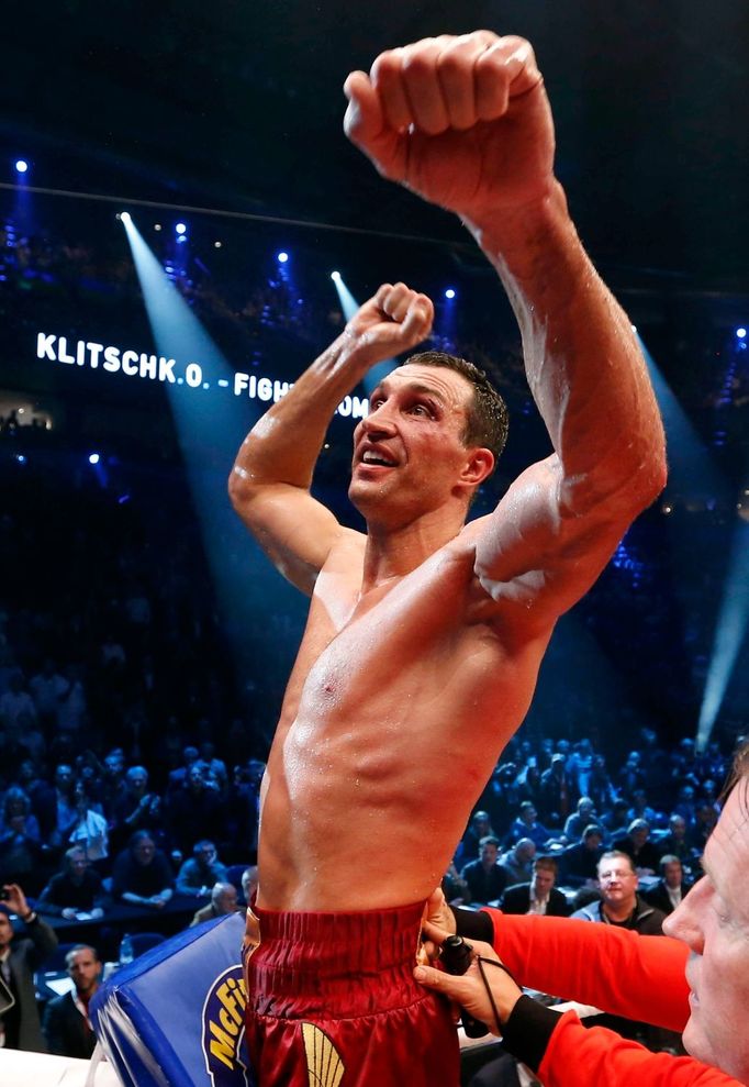 Ukrajinský boxer Vladimir Kličko během vítězného zápasu s Polákem Mariuszem Wachem o mistra těžké váhy.