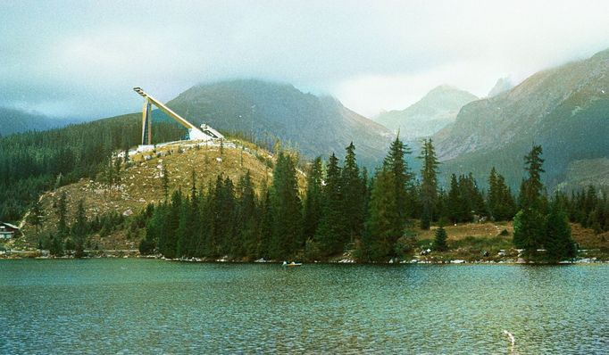 Štrbské Pleso, Vysoké Tatry, 1968. Kolorovaný archivní snímek z tatranského pohoří na Slovensku.