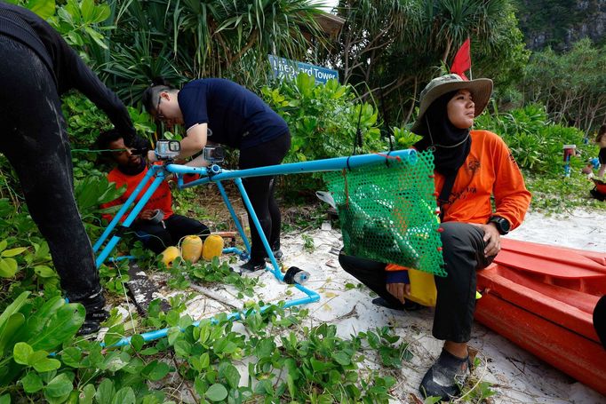 Thajská zátoka Maya Bay, kde turisté pozorují žraloky černoploutvé.