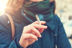 Kuřáků ubývá, zejména mezi mladými. Cigaretu si zapálí méně než čtvrtina Čechů