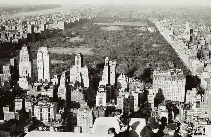 Celkový pohled na Manhattan, na sever směrem k Central Parku. Rok 1952