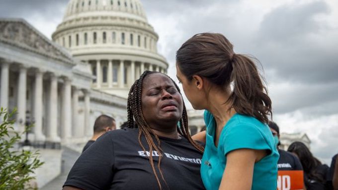 Amerika hledá svou tvář. Progresivní kongresmanka Alexandria Ocasio-Cortezová (vpravo) utěšuje ženu, již postihlo vystěhování, protože během pandemie covidu nebyla schopna platit nájem.