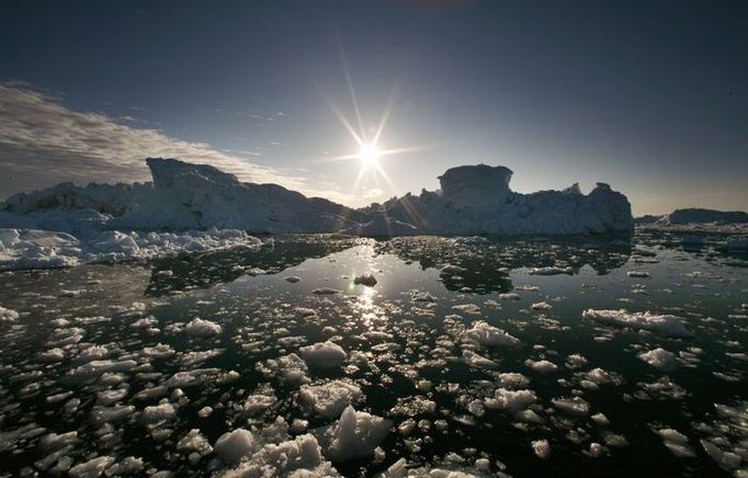 Ledovce ve fjordu Jakobshavn nedaleko Ilulissatu. Zatímco politici jednají, jak zasáhnout proti globálnímu oteplování, grónská sněhová pokrývka taje. A taje rychleji, než si vědci vůbec mysleli, že je to možné. Pokud by celé Grónsko roztálo, voda ve světových oceánech by stoupla o 7 metrů a zatopila New York, Londýn nebo ostrovní národy jako jsou Maledivy.