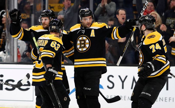 David Krejčí, Patrice Bergeron a Jake DeBrusk (Boston Bruins)