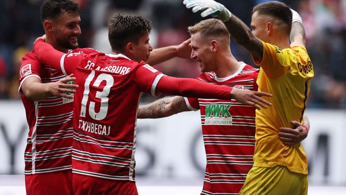 Fotbalisté Augsburgu slaví senzační vítězství nad Bayernem Mnichov