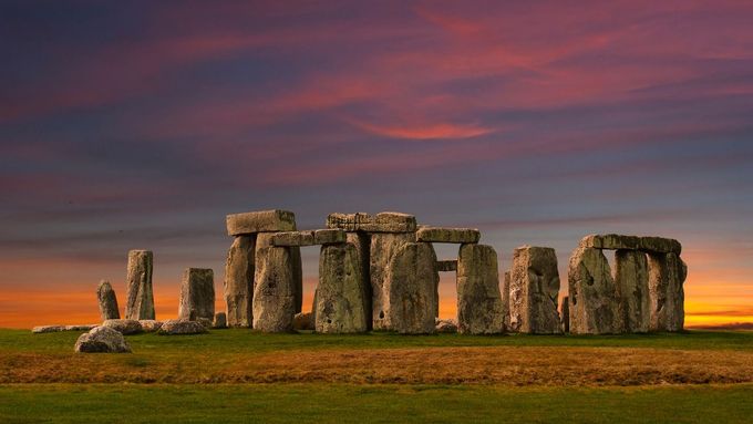 Stonehenge je jedno z nejzáhadnějších míst na zemi. Je to jeden z nejstarších příkladů tak zvaného kosmického chrámu.
