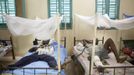 Malian soldiers wounded at the frontline lie on beds at a military clinic in Kati January 27, 2013. French and Malian troops were on Sunday restoring government control over the fabled Saharan trading town of Timbuktu, the latest gain in a fast-moving French-led offensive against al Qaeda-allied fighters occupying northern Mali. REUTERS/Malin Palm (MALI - Tags: MILITARY CONFLICT POLITICS HEALTH) Published: Led. 27, 2013, 4:36 odp.