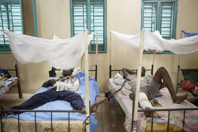 Malian soldiers wounded at the frontline lie on beds at a military clinic in Kati January 27, 2013. French and Malian troops were on Sunday restoring government control over the fabled Saharan trading town of Timbuktu, the latest gain in a fast-moving French-led offensive against al Qaeda-allied fighters occupying northern Mali. REUTERS/Malin Palm (MALI - Tags: MILITARY CONFLICT POLITICS HEALTH) Published: Led. 27, 2013, 4:36 odp.