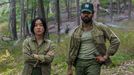 Maya Erskine v roli Jane Smith a Donald Glover jako John Smith.