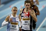 Pavel Maslák si v závodě na 400 metrů drží vedení před Britem Richardem Buckem