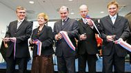 Slavnostní pásku přestřihli mj. uprostřed (zleva) - hejtman jihomoravského kraje Stanislav Juránek a poslanec Bohuslav Sobotka.
