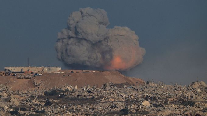 Kouř stoupá z města Gaza po výbuchu jedné z bomb, 31. srpna 2025.