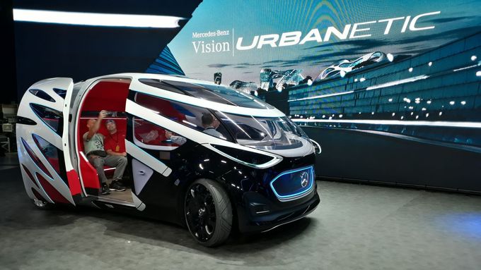 Futuristicky vypadající koncept Vision Urbanetic má podle Mercedesu vyřešit problémy s dopravou ve městech.