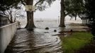 Hurikán Florence se blíží k východnímu pobřeží USA.