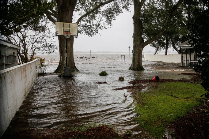 Hurikán Florence se blíží k východnímu pobřeží USA.