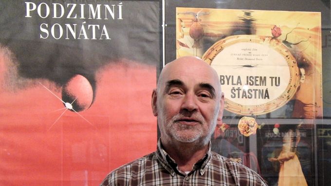 Vojtěch Sedláček ve své prodejně historických plakátů.