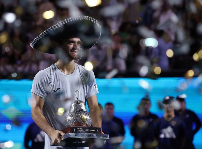 Tomáš Macháč slaví vítězství na turnaji v Acapulcu