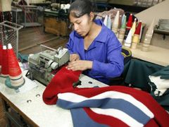Bolívijská dělnice v továrně Punto Blanco dokončuje jeden z 800 svetrů, jehož výrobce inspiroval módní styl prezidenta Eva Moralese. Svou kolekci nazval "Evo fashion".