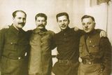 V roce 1932 Stalin napsal svému blízkému spolupracovníkovi Lazarovi Kaganovičovi, že situace na Ukrajině je velmi špatná (kvůli zmiňovanému boji za nezávislost na SSSR - pozn. red.). V psaní stálo, že pokud s tím něco ukrajinští představitelé neudělají, může SSSR o Ukrajinu přijít. Zleva: Kaganovič, Stalin a další dva sovětští politici Pavel Postyšev a Kliment Vorošilov.