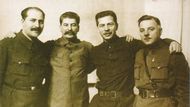 V roce 1932 Stalin napsal svému blízkému spolupracovníkovi Lazarovi Kaganovičovi, že situace na Ukrajině je velmi špatná (kvůli zmiňovanému boji za nezávislost na SSSR - pozn. red.). V psaní stálo, že pokud s tím něco ukrajinští představitelé neudělají, může SSSR o Ukrajinu přijít. Zleva: Kaganovič, Stalin a další dva sovětští politici Pavel Postyšev a Kliment Vorošilov.