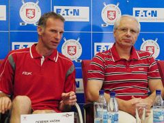 Brankářská jednička pardubického týmu Dominik Hašek s trenérem Václavem Sýkorou.