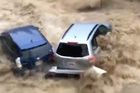 Ulice se proměnily v divokou řeku, která unášela auta. USA zasáhly bleskové povodně