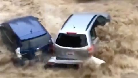 Ulice se proměnily v divokou řeku, která unášela auta. USA zasáhly bleskové povodně