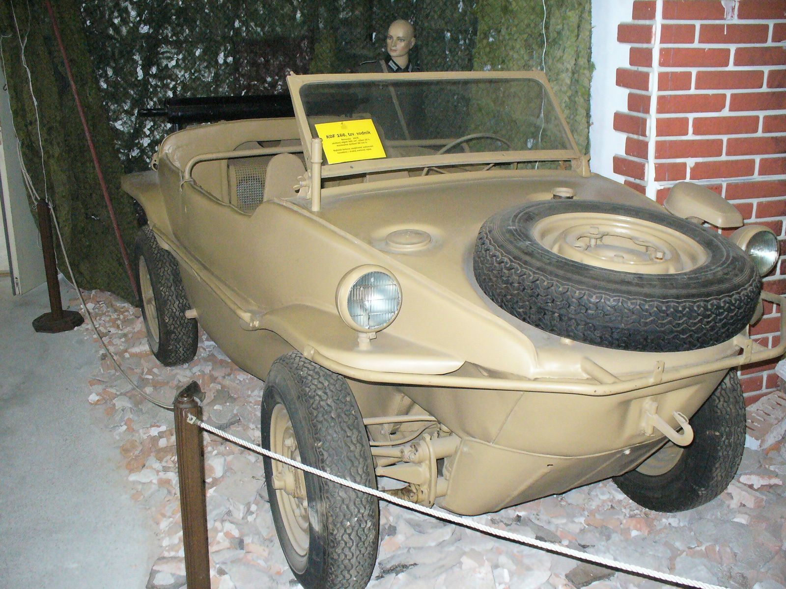 Auto KDF 166 - obojživelné vozidlo