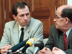 Ministr spravedlnosti Otakar Motejl a jeho první náměstek Josef Baxa(vlevo), březen 1999