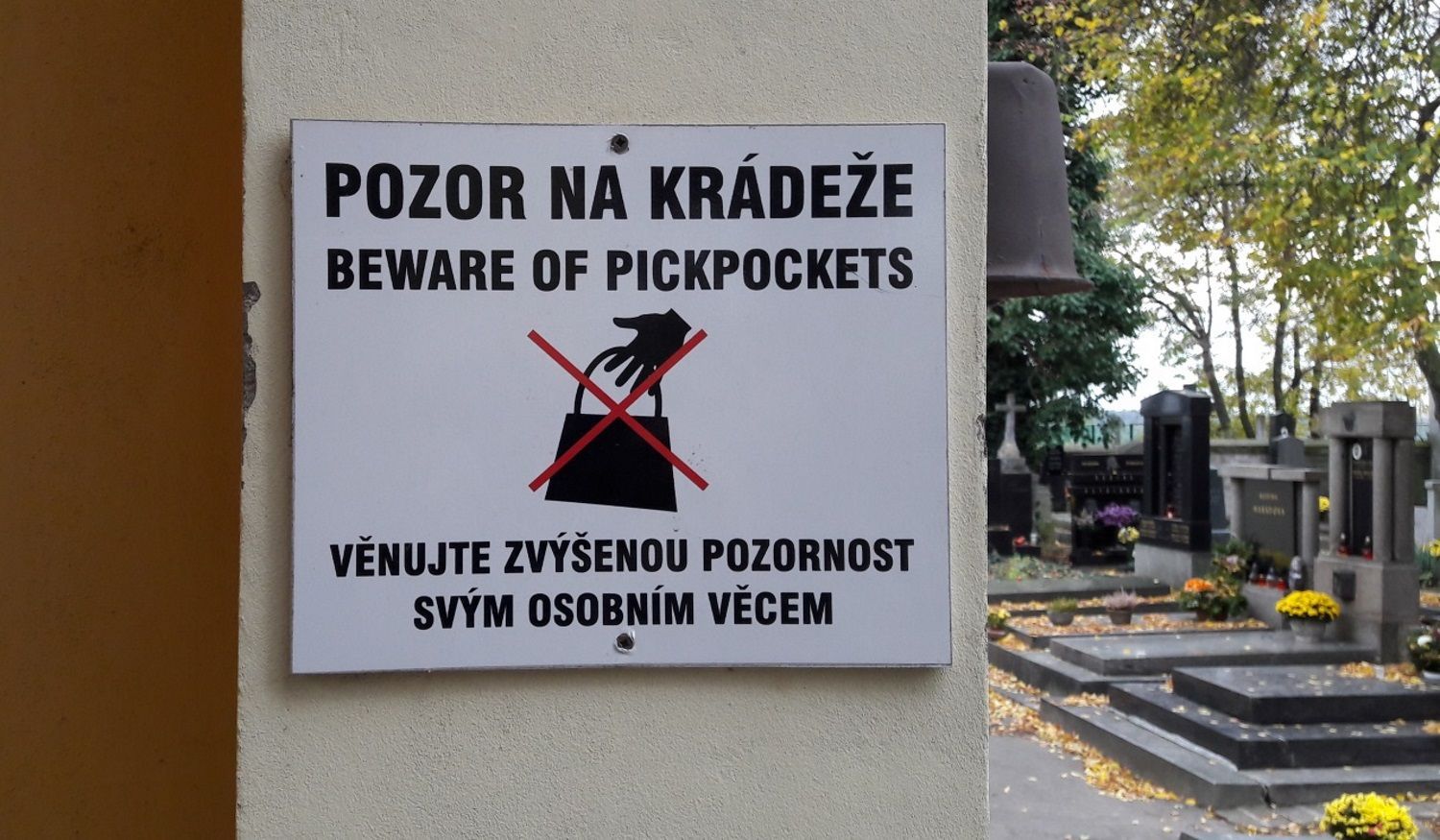 Cedule hřbitov hrob nápis vzkaz