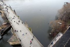 Neznámý vandal posprejoval Karlův most, policie po pachateli pátrá