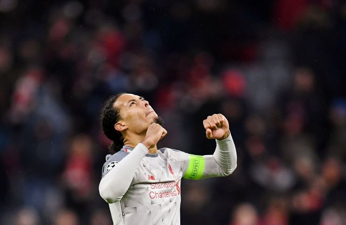 Virgil van Dijk slaví výhru Liverpoolu nad Bayernem v Lize mistrů.