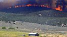 A wall of fire makes its way down a hillside towards a farm at the Wood Hollow fire north of Fairview, Utah, June 26, 2012. More than 500 structures have been threatened by the Wood Hollow fire, forcing up to 1,500 people from homes. REUTERS/George Frey (UNITED STATES - Tags: ENVIRONMENT DISASTER) Published: Čer. 26, 2012, 10:12 odp.