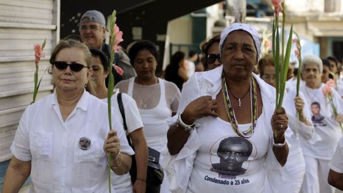 Protest opoziční skupiny Ženy v bílém v Havaně. Hnutí bojuje za propuštění politických vězňů.