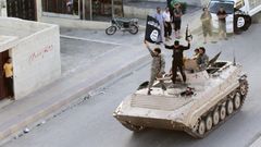 Vojenská přehlídka bojovníků IS v Rakce
