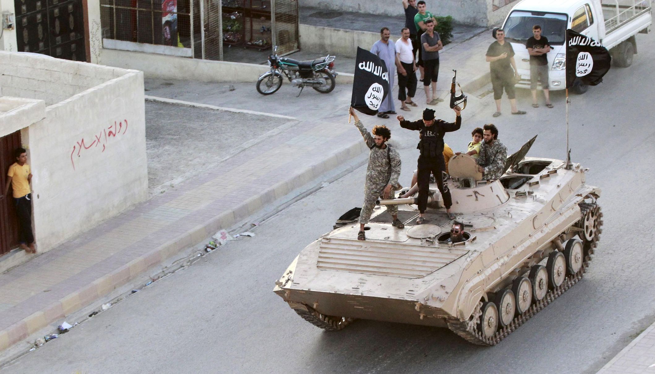 Vojenská přehlídka bojovníků IS v Rakce