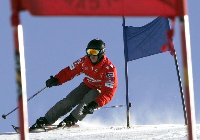 Michael Schumacher při lyžování v italském středisku Madonna Di Campiglio v lednu 2005.