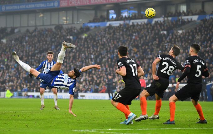 Nůžky Alirezy Jahanbakhshe z týmu Brighton & Hove Albion mířící na branku Chelsea