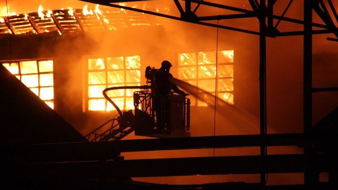 Haná ráno potemněla, v Chropyni hořela továrna na plasty