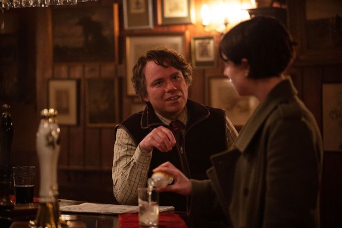 Rory Kinnear coby Geoffrey a Jessie Buckleyová jako Harper.