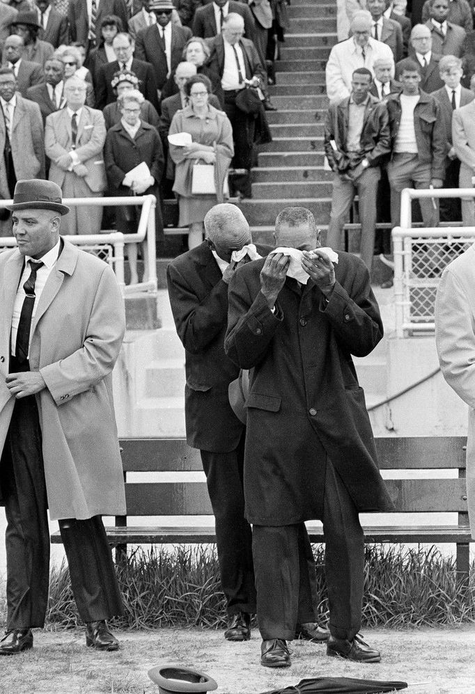 Plačící lidé během hraní národní hymny na vzpomínkové bohoslužbě na Crumpově stadionu v Memphisu ve státě Tenn. 7. dubna 1968