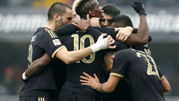 Hráči Juventusu se radují z gólu do sítě Chieva