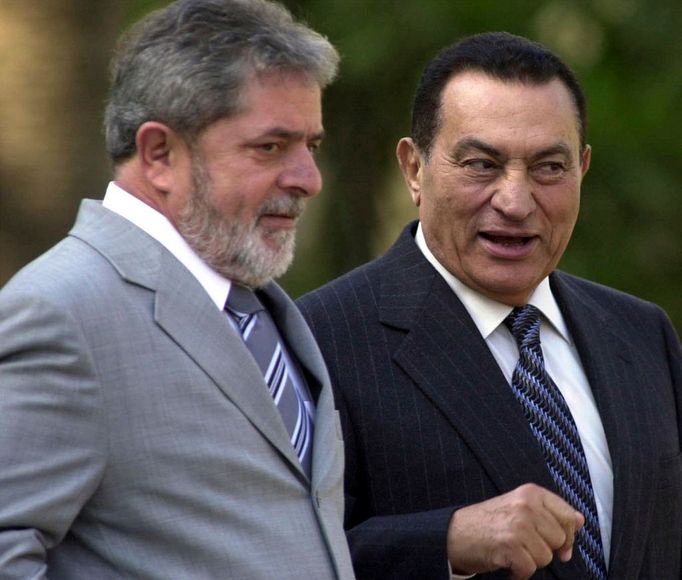 Brazilský prezident Luiz Inácio Lula da Silva poslouchá po příjezdu do Egypta Husního Mubaraka, 8. prosince 2003.